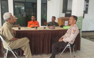 Guyub TNI-Polri Polsek Gunungkencana Polres Lebak, Kapolsek Dan Anggota Bersama Babinsa Koramil 0310 Gunungkencana Dan Warga Melaksanakan Giat Sambang