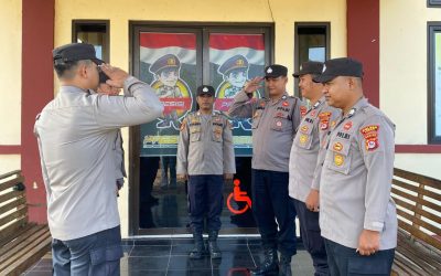 Anggota Polsek Gunungkencana Polres Lebak, Ka Jaga Lama Dan Ka Jaga Baru Melaksanakan Apel Serah Terima Piket Jaga Mako