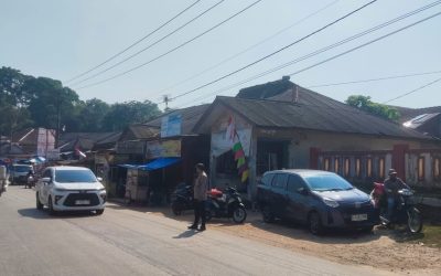 Personil Polsek Gunungkencana Polres Lebak Laksanakan Giat Strong Point Di Jalan Raya Gunungkencana – Malimping Di Pasar Tradisional Gunungkencana