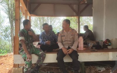 Guyub TNI-Polri Polsek Gunungkencana Polres Lebak, Kapolsek Dan Anggota Bersama Babinsa Koramil 0310 Gunungkencana Dan Warga Melaksanakan Giat Sambang