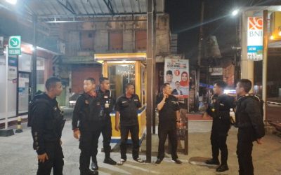 Anggota Sat Samapta Polres Karawang Polda Jabar Tingkatkan keamanan di pasar johar Karawang 