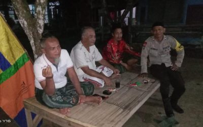 Babinkamtibmas Polsek Cinangka Polres Cilegon Ngopi Malam Hari Bareng Warganya