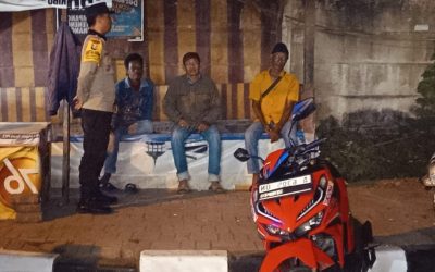 Polisi Polsek Cinangka Polres Cilegon Lakukan Patroli Ke Pangkalan Ojek Malam Hari