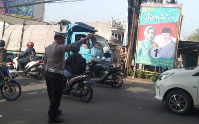 Kanit Lantas Polsek Pasar Kemis Strong Poin di Perempatan Picung Antisipasi Lepadatan Lalu Lintas