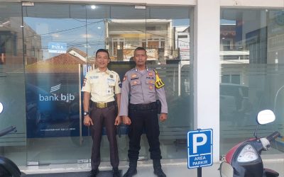 Sampaikan Pesan Kamtibmas,KA.SPKT 1 Polsek Cipanas Polres Lebak Sambangi Satpam Bank BJB Unit Cipanas Cabang Rangkasbitung