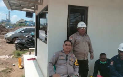 Bhabinkamtibmas Polsek Puloampel Polres Cilegon Mengingatkan Kepada Security Pabrik Agar Selalu Menerapkan SOP 