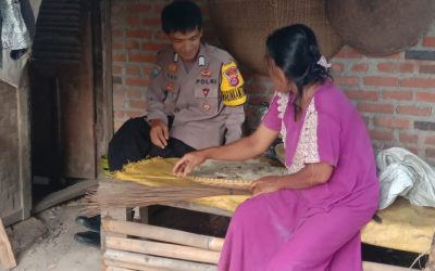 Bhabinkamtibmas Polsek Cipanas Sambangi Warga, mengobrol tentang Produksi Rumah tangga serta Kamtibmas Lingkungan Warga