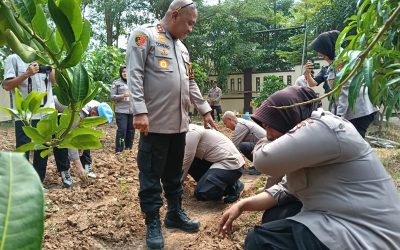 Dukung Ketahanan Pangan, Kapolres Serang Polda Banten Manfaatkan Pekarangan Mapolres Tanami Bibit Cabai Dan Terong 