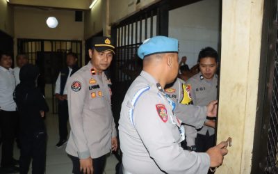 Pastikan Tahanan Dalam Keadaan Sehat, Perwira Pengawas Mengecek Rutan Polresta Tangerang Polda Banten 