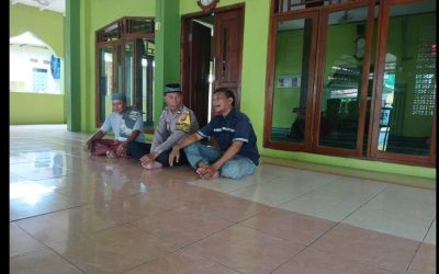 Bhabinkamtibmas dan Masyarakat Sholat Dzuhur Berjamaah di Masjid Jami Al Ikhlas