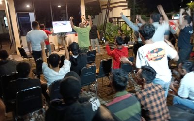 Ngariung Iman Ngariung Aman,Kapolres Serang Polda Banten Nobar Pertandingan Sepak Bola Bersama Warga 