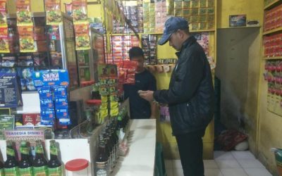 Kring Serse Polsek Banyusari Datangi Toko Jamu Temukan Miras 2 Botol Kecil