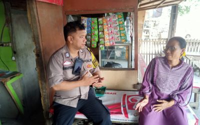 Bhabinkamtibmas Lakukan Giat Door to door Sambangi Warga Kelurahan Tanjungmekar Karawang 