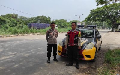 Piket Sabhara Jaga Kamtibmas saat Berpatroli Siang Hari Di Karawang 