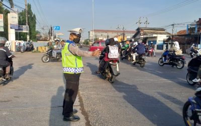 Aiptu Ruswin Gatur Lalin Pagi di Depan Pupuk Kujang Cikampek Cegah Kemacetan 