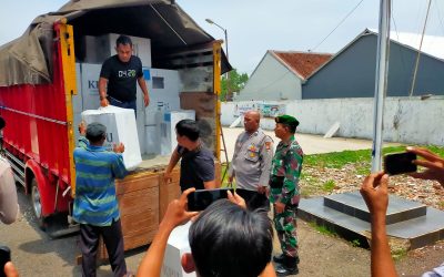 Personil Polsek Cikampek Kembali Monitoring Pendistribusian Logistik Pilkada di PPK Tirtamulya 