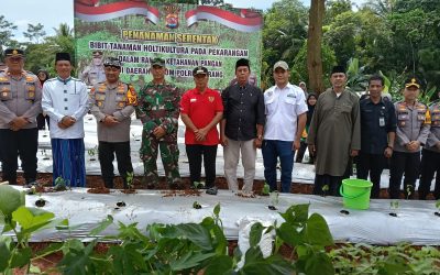 Gerakan Swasembada Pangan,Kapolres Serang dan Santri Tanam 1000 Bibit Tanaman Holtikultura 