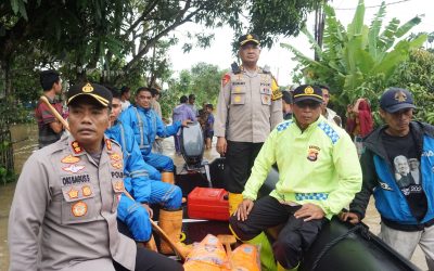 Kapolres Pandeglang Dampingi Karoops Polda Banten Tinjau Lokasi Banjir Di Kecamatan Pagelaran