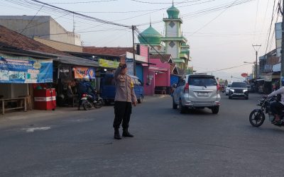 Polsek Cilegon Polres Cilegon Strong Point Anggota Samapta urai kepadatan kendaraan