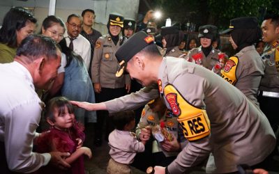 Wujudkan Keharmonisan Kapolres Cilegon Polda Banten Berikan Bunga dan Bingkisan Kepada Umat Nasrani