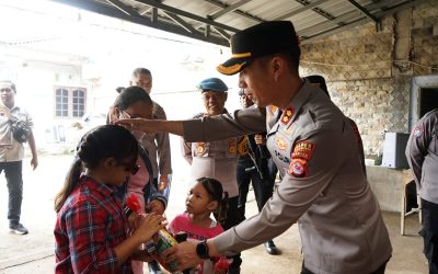 Kapolres Cilegon Polda Banten Berikan Bunga Dan Bingkisan Kepada Umat Nasrani.