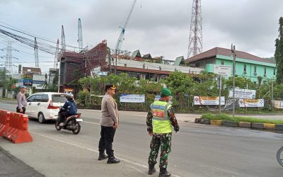 Sinergitas TNI dan Polsek Pulomerak Polres Cilegon Laksanakan Pengaturan Lalin 