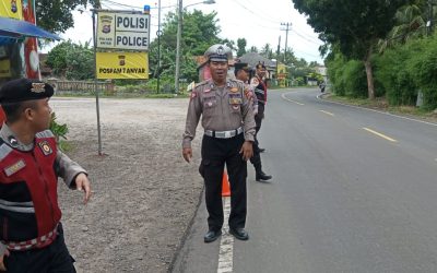 Antisipasi Lonjakan Arus Lalu Lintas, Personil Pos Pam 7 Anyar Pengatura lalu lintas di Jalur Wisata