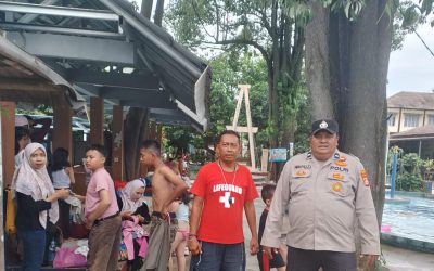 Anggota Polsek Rangkasbitung Polres Lebak Temui Pengunjung Di Kolam Renang BIM