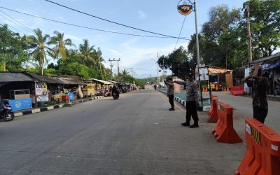 Pengaturan lalin di Simpang Teneng oleh personil Polsek Cinangka