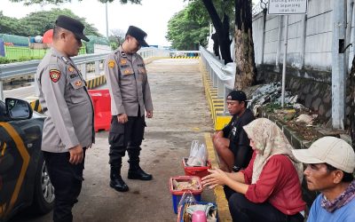 Personil Kskp Merak Polres Cilegon Polda Banten Sambangi Pedagang Asongan