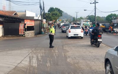 Aksi Nyata Pelayanan Masyarakat Personil Polsek Bojonegara Bantu Lancarkan Lalu-lintas