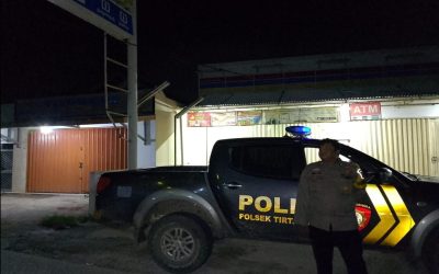 Anggota Polsek Tirtajaya melaksanakan Patroli Prekat dan Kontrol Keamanan Minimarket pada malam hari