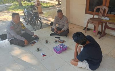 Bhabinkamtibmas Polsek Mancak Jalin Komunikasi Sosial Sambil Ngopi