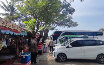 Polsek Bojonegara Sambang di Kawasan Parkiran Wisata Religi Gunung Santri