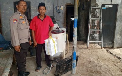 Personil Polsek Ciwandan Polres Cilegon Berikan Bantuan Makanan Kepada Warga