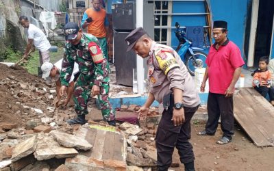 Bhabinkamtibmas Polsek Ciwandan Datangi Rumah Warga Yang Ambruk Karena Rapuh