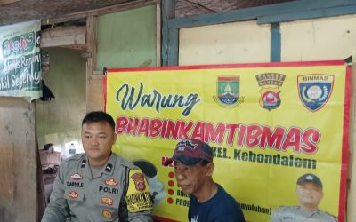 Bhabinkamtibmas Polsek Purwakarta Polres Cilegon bersama warga berbincang di Warung Kopi Bhabinkamtibmas 