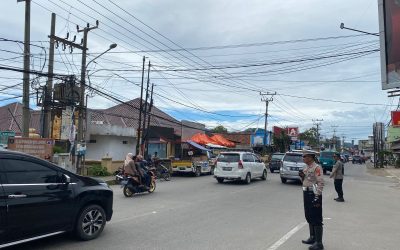 Pengaturan lalu lintas Oleh Personil Pos Pam 7 Anyar Dalam Libur Nasional