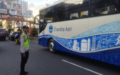 Polsek Cilegon Polres Cilegon Strong Point Anggota Samapta urai kepadatan kendaraan