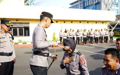 Polres Cilegon Polda Banten Gelar Upacara Kenaikan Pangkat dan Wisuda Purna Bakti Personel