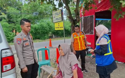 Personil Pos Pam 7 Anyar dan Team Nakes Memberikan Pelayanan Kesehatan