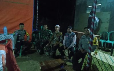 Bhabinkamtibmas Polsek Mancak Jalin Komunikasi Sosial Sambil Ngopi