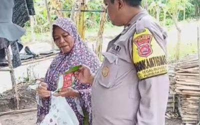 Bhabinkamtibmas Polsek Purwakarta Polres Cilegon Menyapa Memberikan Bantuan Bibit Tanaman Kepada Warga 