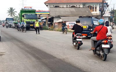 Personil Polsek Bojonegara Laksanakan Giat Pengaturan Lalin Di Simpang Wadas Bojonegara