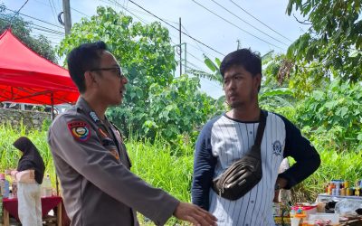 Kunjungan Bhabinkamtibmas Polsek Anyar Polres Cilegon Ke wilayah Dan Berbincang Dengan Masyarakat