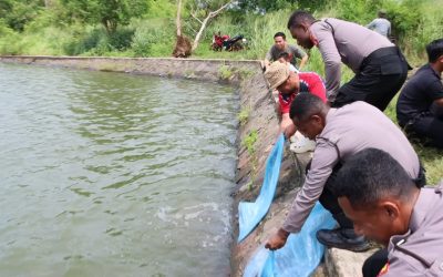 Gelar Program Ketapang ,Kapolres Serang Polda Banten Dan Bintara Remaja Asal Papua Tebar Ikan Didanau Puspemkab