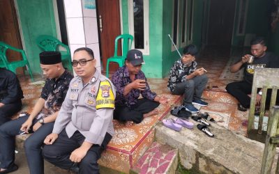 Bhabinkamtibmas Polsek puloampel Polres Cilegon Sambangi warga Beri Himbauan Kamtibmas 