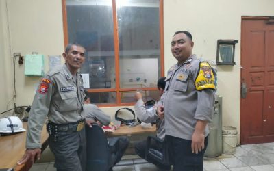 Anggota Polsek Puloampel Polres Cilegon Mengingatkan Kepada Securty Pabrik Agar Selalu Menerapkan SOP 