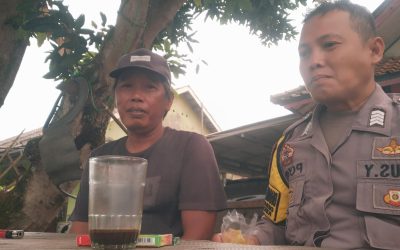 Bhabinkamtibmas Polsek Mancak Jalin Komunikasi Sosial Sambil Ngopi.