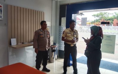 Menjalin Kemitraan Bhabinkamtibmas Polsek Curug Polresta Serkot Sambangi Satpam Bank BRI KP3B